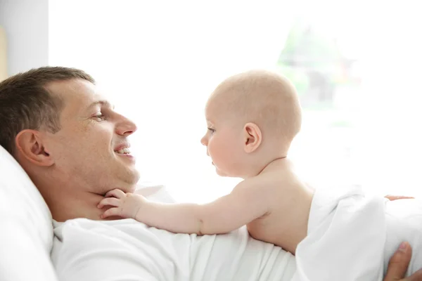 Padre con hijo acostado en la cama — Foto de Stock