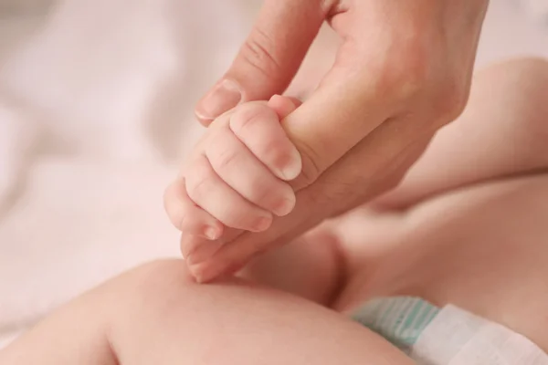 Child hand holding parent hand — Stock Photo, Image