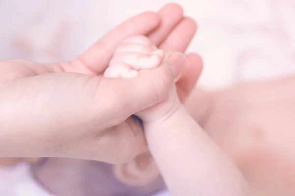Bambino mano che tiene mano genitore mano — Foto Stock