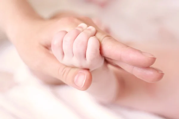 Kind hält die Hand der Eltern — Stockfoto