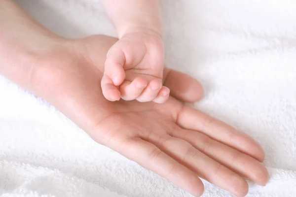 Child and female hands — Stock Photo, Image