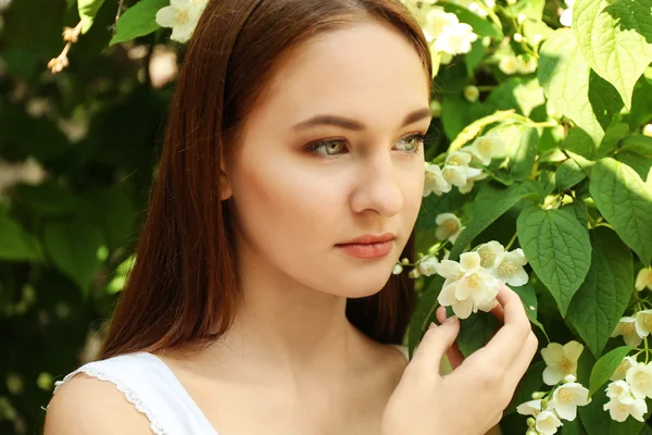 꽃달린 아름다운 소녀 — 스톡 사진