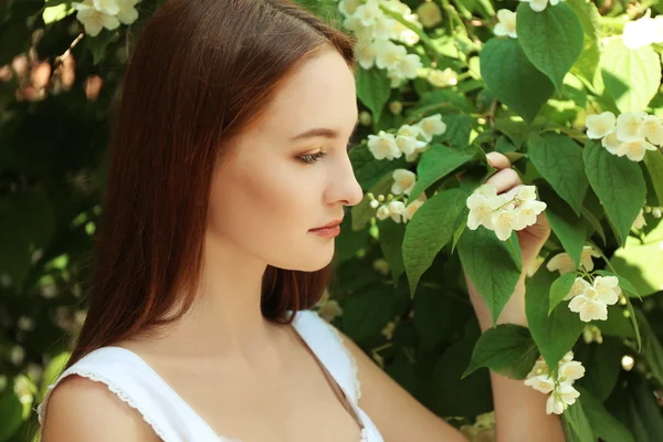 Menina bonita com flores — Fotografia de Stock