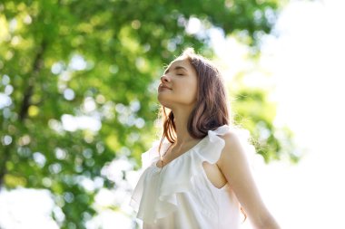 Kızın rahatlatıcı bahar Parkı