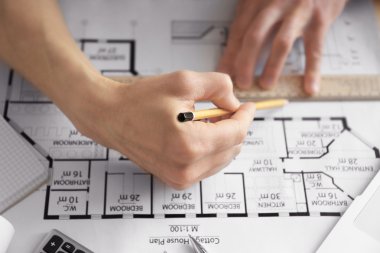 Planları ile çalışan adam