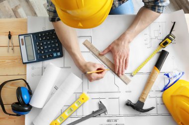 Planları ile çalışan adam