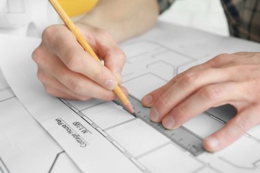 Planları ile çalışan adam