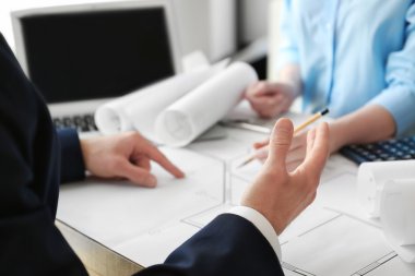 Mühendis planları ile çalışıyor