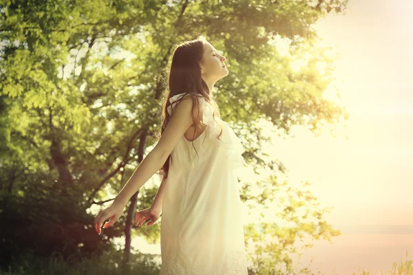 Ragazza rilassante nel parco primaverile — Foto Stock