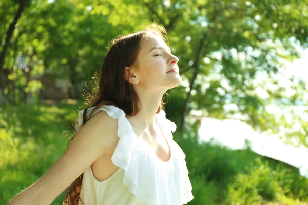 Chica relajante en el parque de primavera —  Fotos de Stock