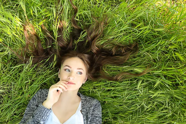 Flicka på grönt gräs — Stockfoto