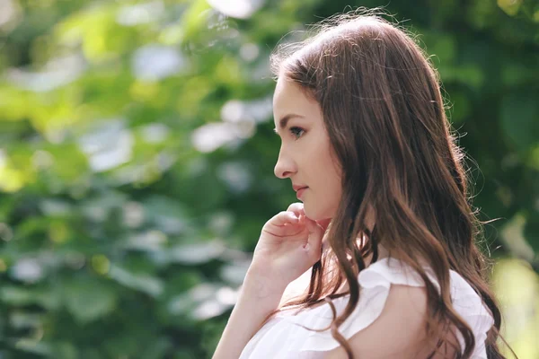 Menina relaxante no parque verde — Fotografia de Stock