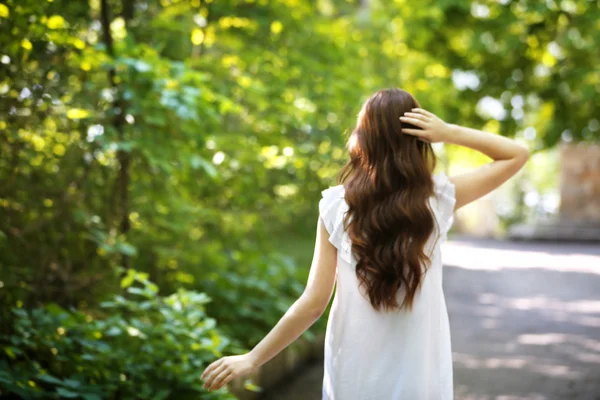 Chica relajante en verde parque — Foto de Stock