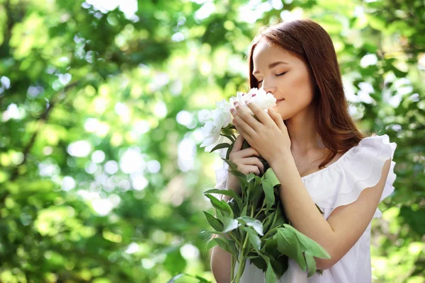 Mooi meisje met bloemen — Stockfoto