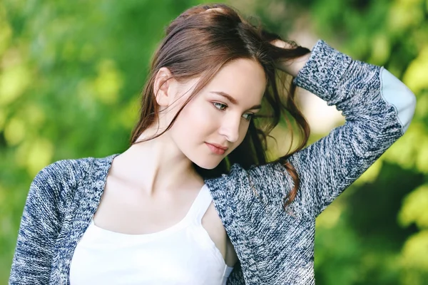 Menina bonita no parque — Fotografia de Stock