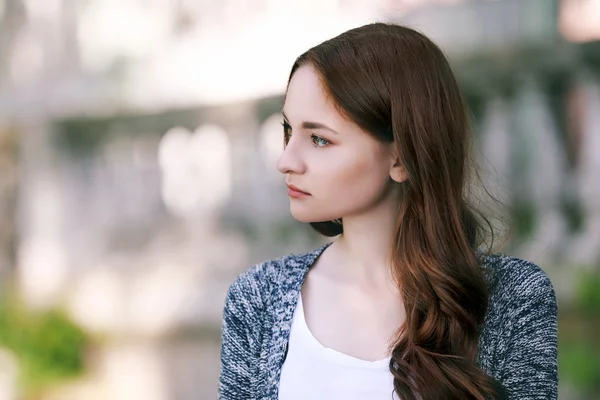 Beautiful girl in park — Stock Photo, Image