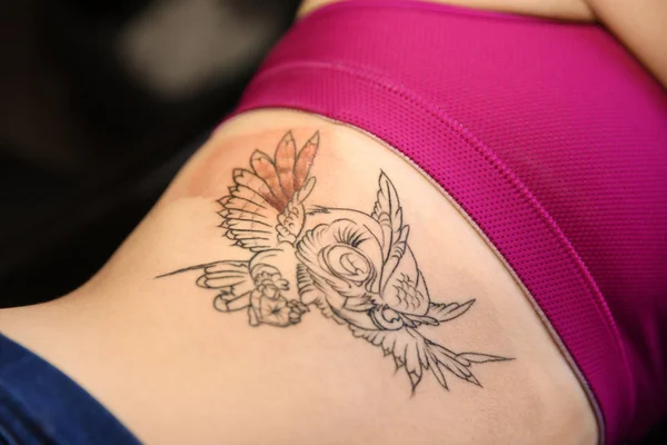 Gufo del tatuaggio sulla donna — Foto Stock