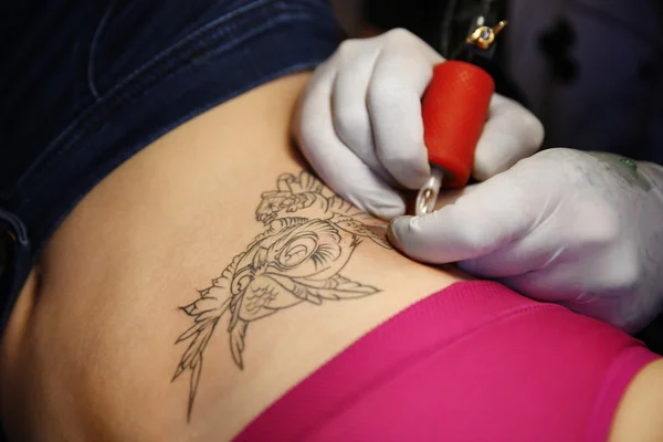 Proces van het maken van tatoeage — Stockfoto