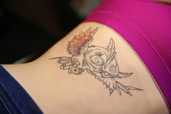 Tatouage hibou sur femme — Photo