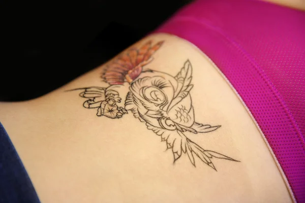 Coruja de tatuagem na mulher — Fotografia de Stock