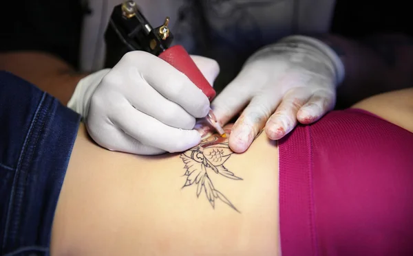 Proces van het maken van tatoeage — Stockfoto