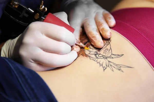 Procesul de a face tatuaje — Fotografie, imagine de stoc