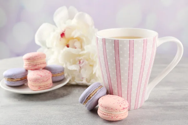 Taza de té con macarrones — Foto de Stock