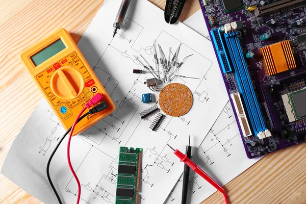 Electronic components on drawings — Stock Photo, Image