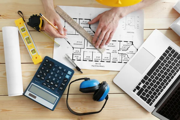 Hombre trabajando con planos — Foto de Stock