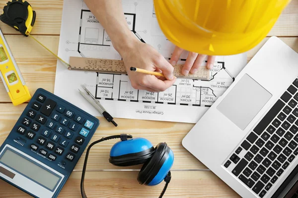 Hombre trabajando con planos — Foto de Stock