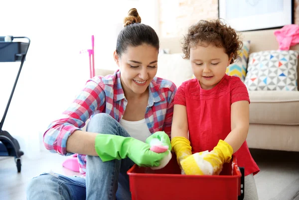 Happy family cleaning home — Stok Foto