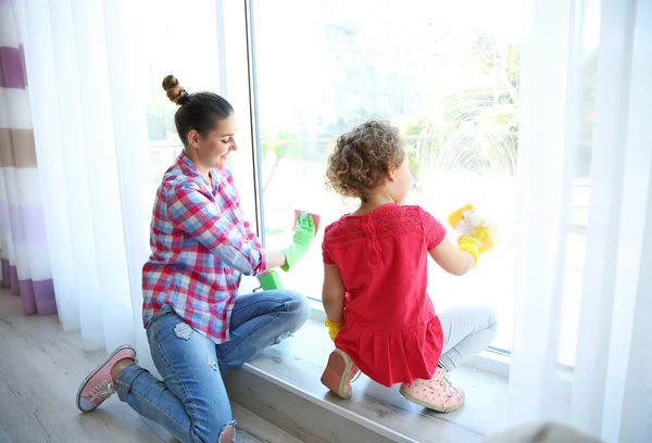 Familie putzt Fenster — Stockfoto