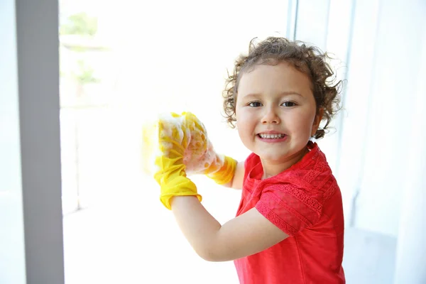 Carino ragazza pulizia stanza — Foto Stock