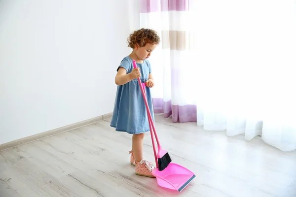 Schattig meisje schoonmaak kamer — Stockfoto