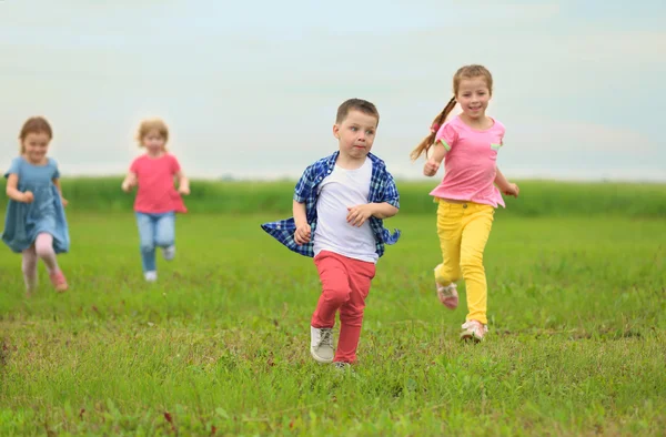 Niños Divirtiéndose Aire Libre — Foto de Stock