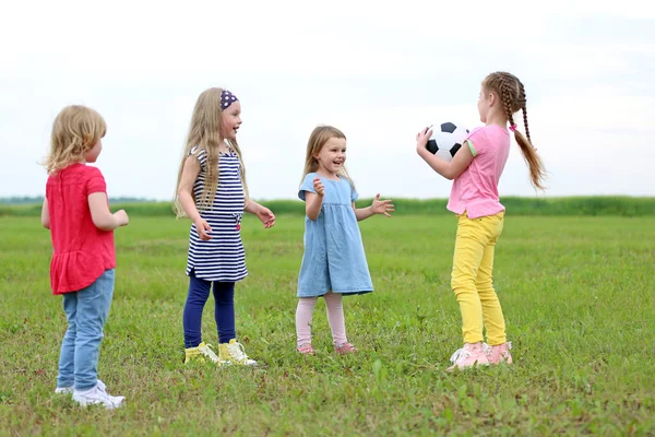 Дети Веселятся Открытом Воздухе — стоковое фото