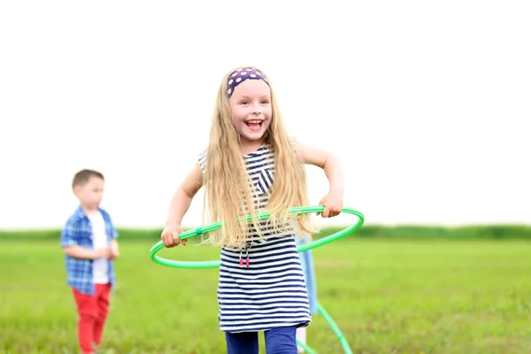 Children Having Fun Hula Hoops Outdoor — Stock Photo, Image