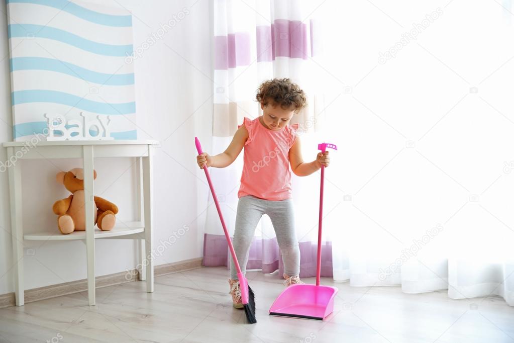 Комната с разбросанными вещами. Детские пылесосы. Убрать одежду. Убираемся в комнате девочки. Уборка ребенка в комнате.