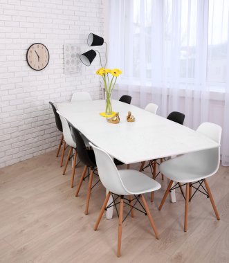 masa ve sandalyeler ile iç