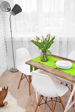 masa ve sandalyeler ile iç