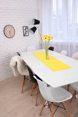 masa ve sandalyeler ile iç