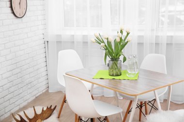 masa ve sandalyeler ile iç