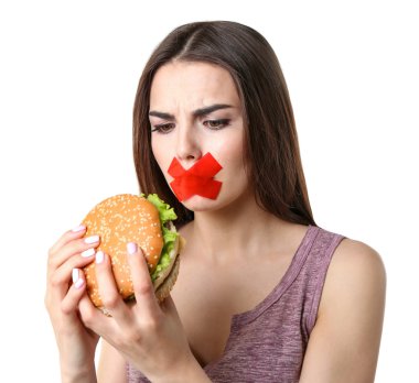 Bağlı ağız hamburger tutan kadınla 