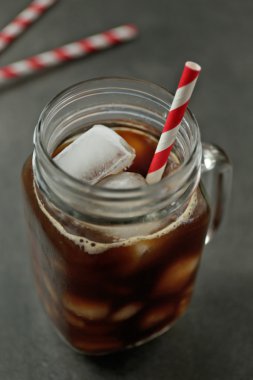 Saman ile buzlu kahve.