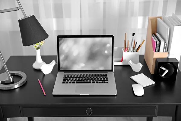 Posto di lavoro con computer portatile sul tavolo — Foto Stock