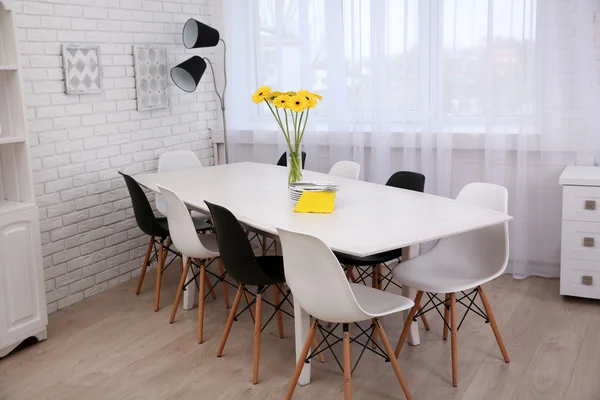 Interieur met tafel en stoelen — Stockfoto