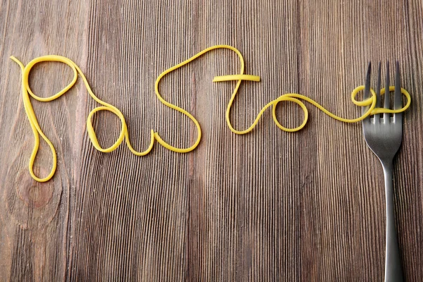 Слово ПАСТА из приготовленных спагетти — стоковое фото