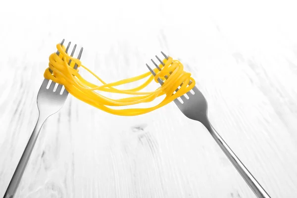 Vorken met gekookte pasta — Stockfoto