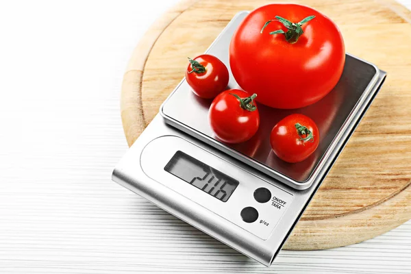 Tomates avec balances numériques de cuisine — Photo