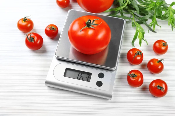 Dijital mutfak Terazi ile domates — Stok fotoğraf